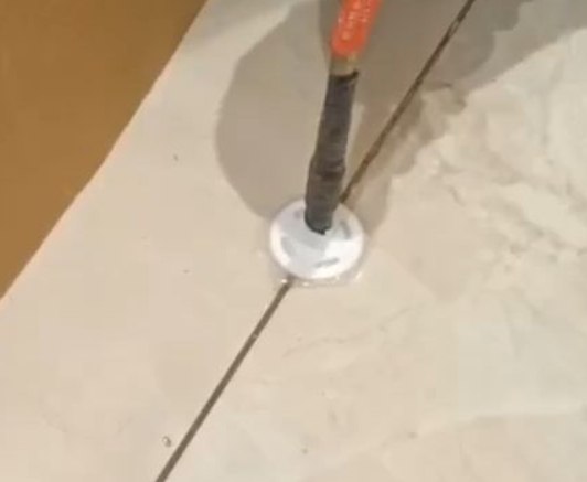 彭州瓷砖空鼓维修公司专业解答瓷砖在铺贴过程中，如果没有涂抹均匀到位的粘结材料（如水泥砂浆或瓷砖胶），可能会导致以下问题